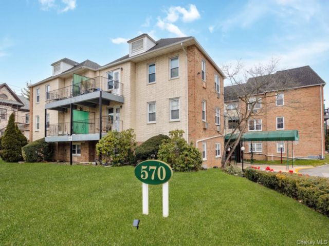  2 BR,  2.00 BTH &nbsp;Garden style home in Lynbrook