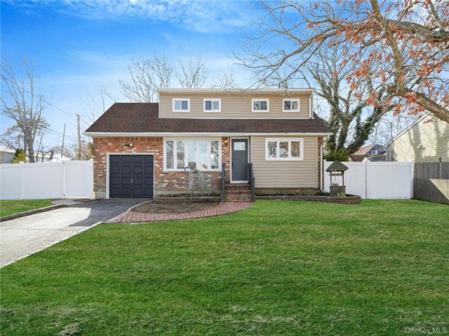  3 BR,  2.00 BTH &nbsp;Cape cod style home in Centereach