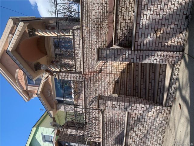  4 BR,  3.00 BTH &nbsp;Colonial style home in Woodhaven