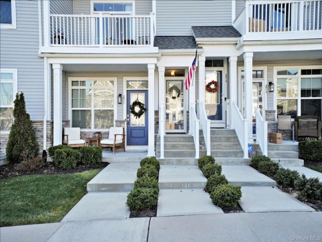  2 BR,  2.00 BTH &nbsp;Condo style home in Yaphank