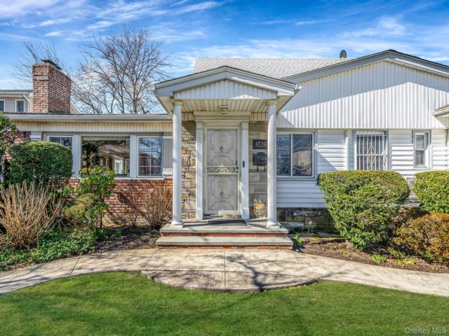  4 BR,  4.00 BTH &nbsp;Hi ranch style home in Holliswood
