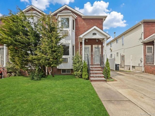  6 BR,  4.00 BTH &nbsp;House style home in Woodhaven