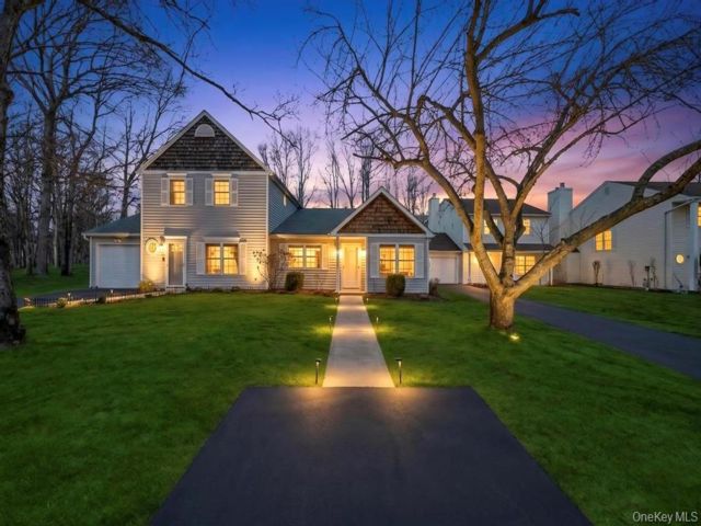  2 BR,  2.00 BTH &nbsp;Other style home in Coram