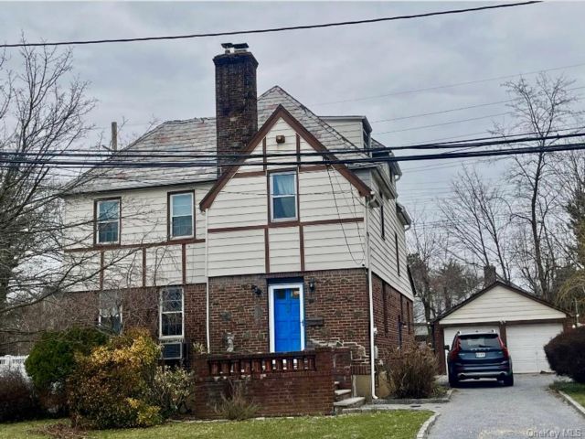  3 BR,  2.00 BTH &nbsp;Traditional style home in Hempstead