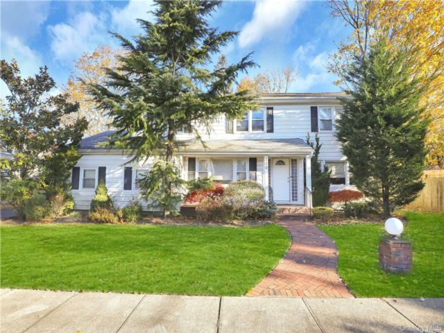  4 BR,  3.00 BTH &nbsp;Colonial style home in Hewlett