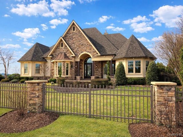  5 BR,  6.00 BTH &nbsp;Colonial style home in West Islip