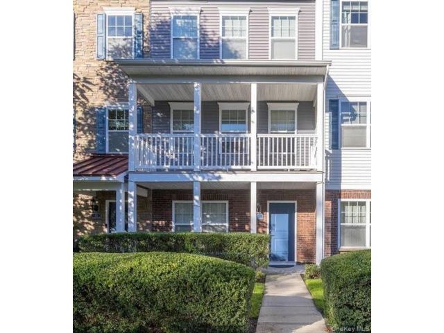  2 BR,  3.00 BTH &nbsp;Condo style home in Patchogue