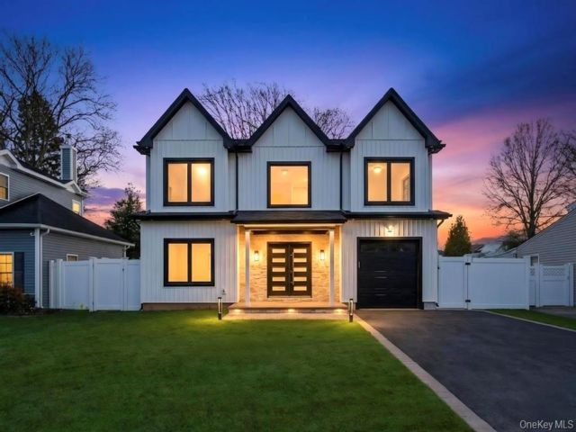  5 BR,  4.00 BTH &nbsp;Colonial style home in Syosset