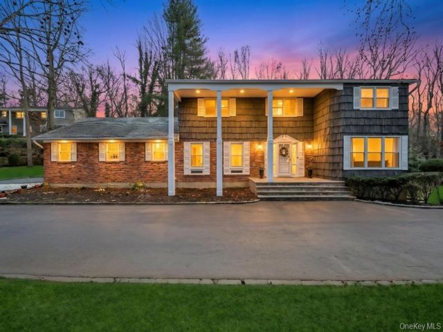  5 BR,  5.00 BTH &nbsp;Colonial style home in Woodbury