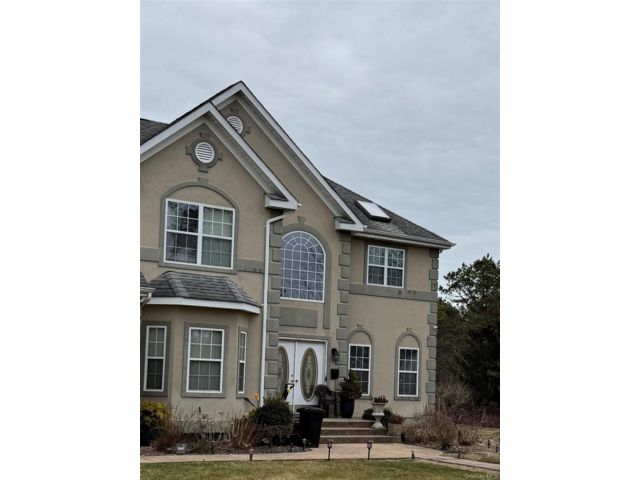  4 BR,  2.00 BTH &nbsp;Contemporary style home in Medford