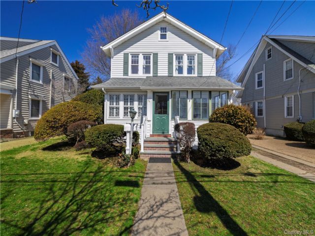  3 BR,  2.00 BTH &nbsp;Colonial style home in Lynbrook