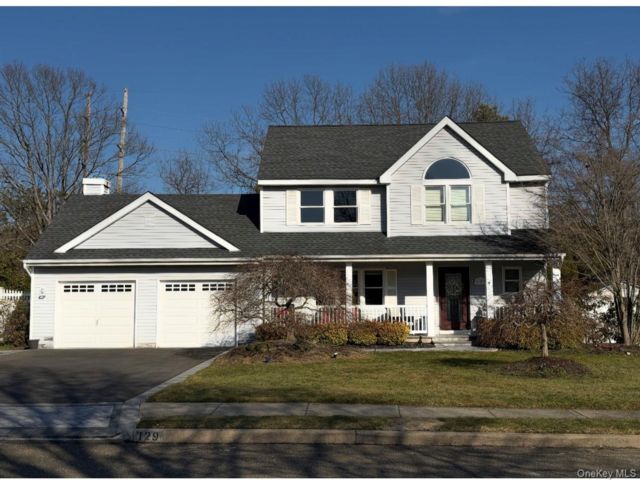  3 BR,  3.00 BTH &nbsp;Colonial style home in Holbrook