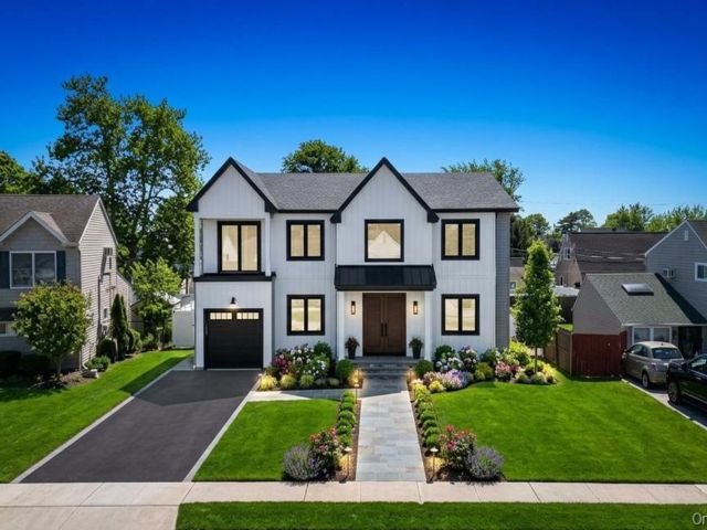  5 BR,  6.00 BTH &nbsp;Colonial style home in Levittown