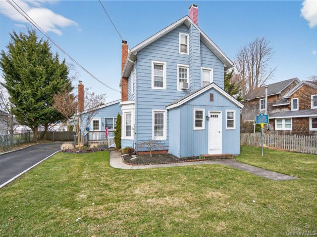  5 BR,  2.00 BTH &nbsp;Colonial style home in Islip