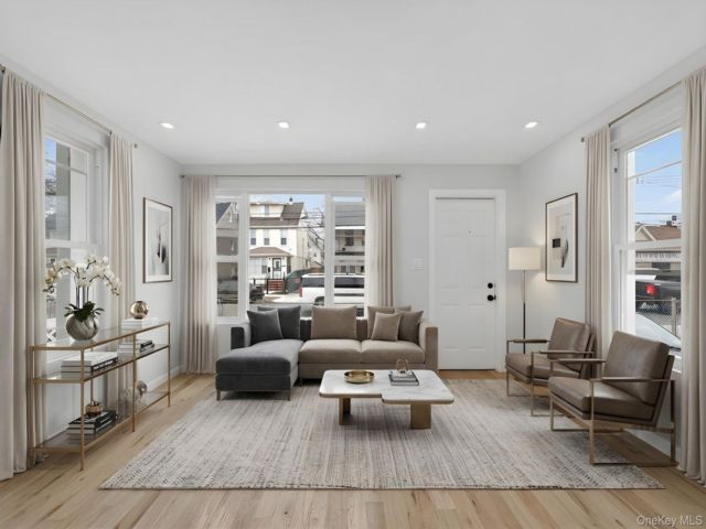  5 BR,  3.00 BTH &nbsp;Colonial style home in Saint Albans