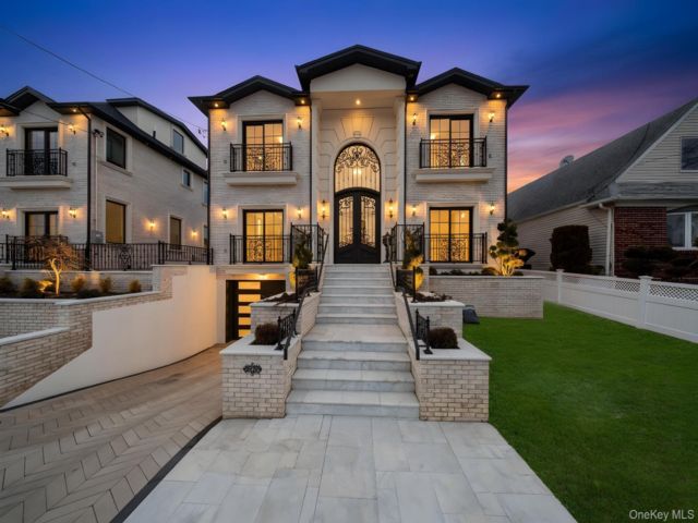  6 BR,  6.00 BTH &nbsp;Mini estate style home in Glen Oaks