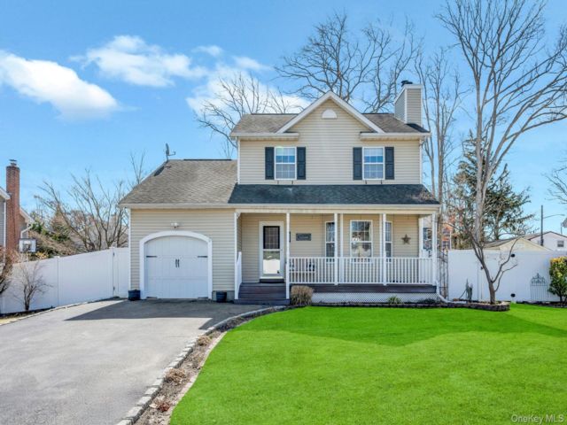  3 BR,  3.00 BTH &nbsp;Colonial style home in Lake Ronkonkoma