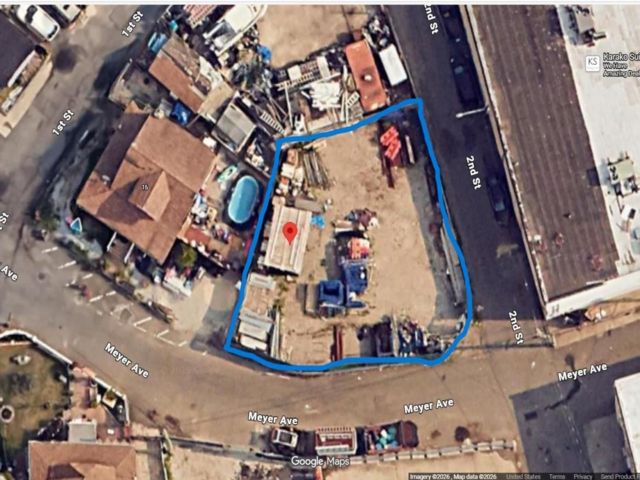 Lot <b>Size:</b>  &nbsp;House style home in Rosedale