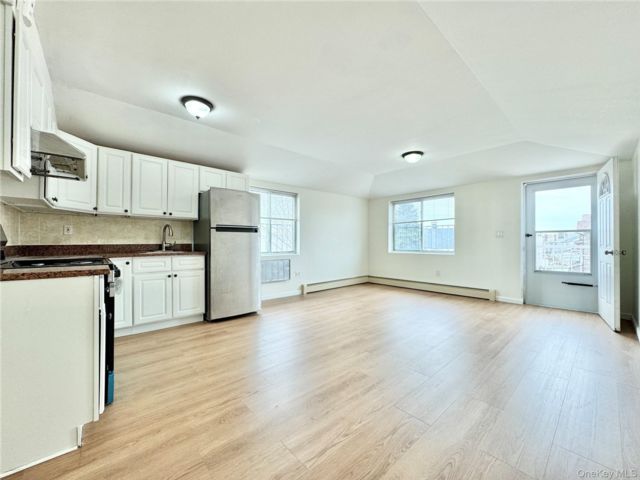  3 BR,  2.00 BTH &nbsp;Contemporary style home in Maspeth