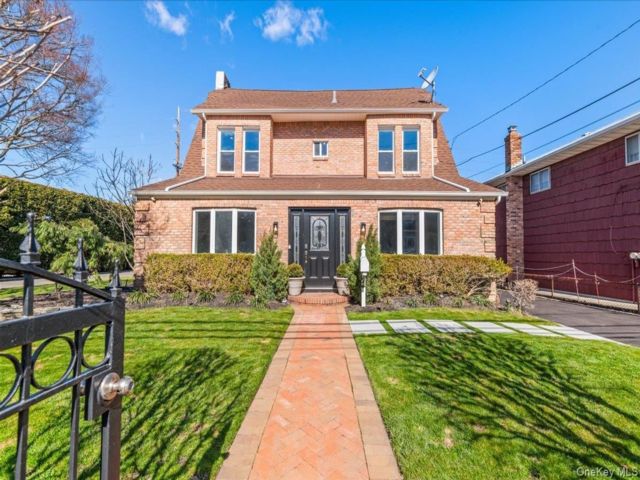  5 BR,  5.00 BTH &nbsp;Colonial style home in Lawrence