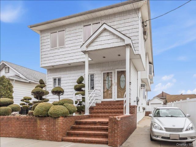  3 BR,  2.00 BTH &nbsp;Traditional style home in Ozone Park
