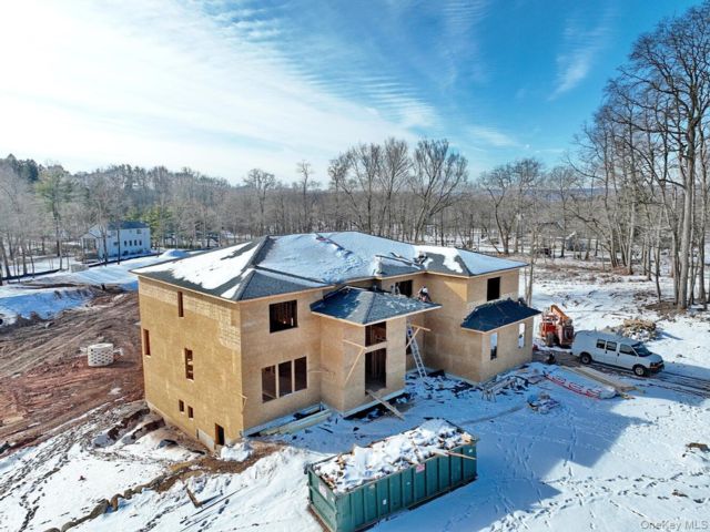  8 BR, 10.00 BTH &nbsp;Colonial style home in Suffern