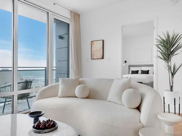  3 BR,  2.00 BTH &nbsp;Condo style home in Belle Harbor