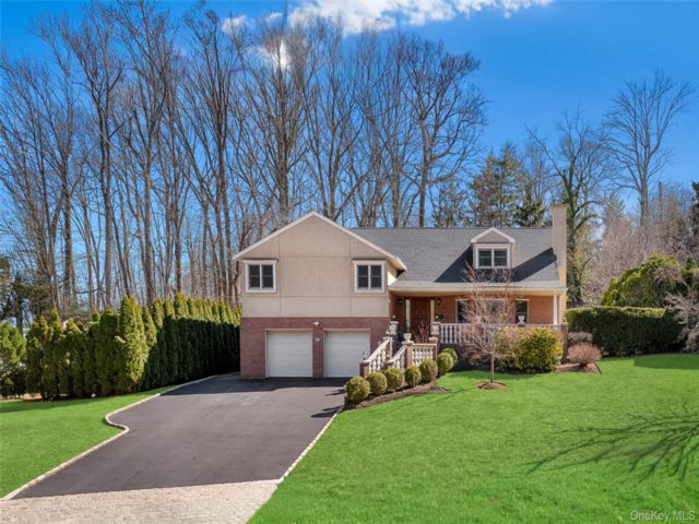  4 BR,  3.00 BTH &nbsp;Colonial style home in Great Neck