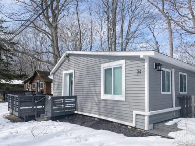  2 BR,  1.00 BTH &nbsp;Cottage style home in Baiting Hollow