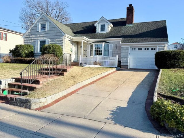  4 BR,  3.00 BTH &nbsp;Cape cod style home in Great Neck