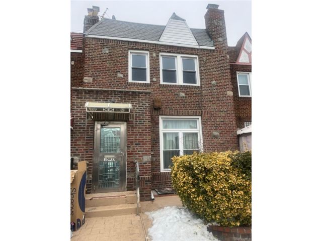  3 BR,  2.00 BTH &nbsp;Colonial style home in Queens Village