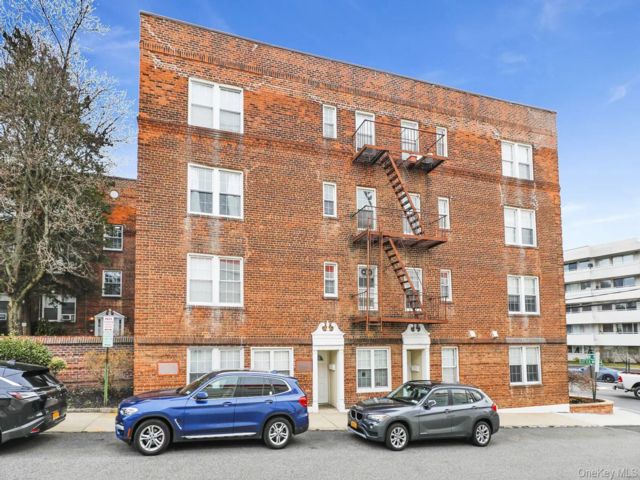  1 BR,  1.00 BTH &nbsp;Colonial style home in Great Neck Plaza