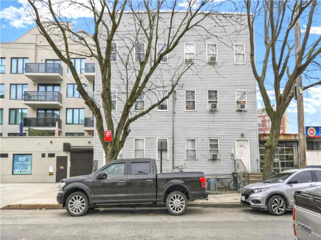 22 BR, 13.00 BTH &nbsp;House style home in Astoria