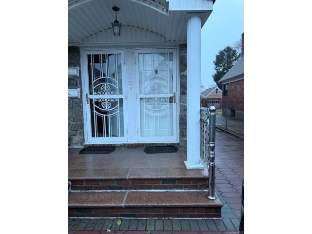  3 BR,  2.00 BTH &nbsp;Contemporary style home in Whitestone