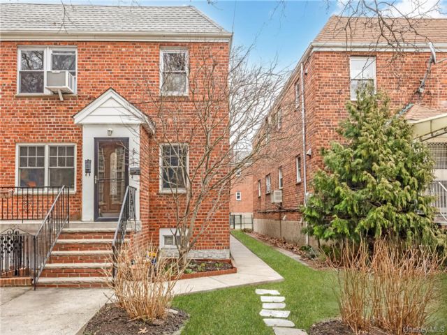  6 BR,  4.00 BTH &nbsp;House style home in Fresh Meadows