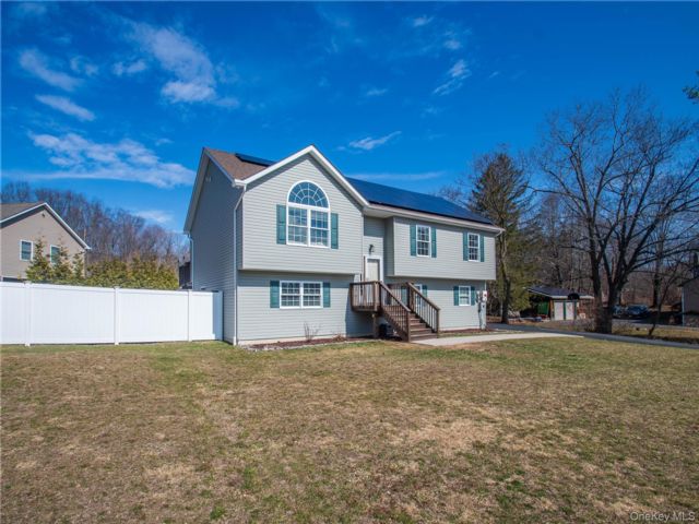  3 BR,  3.00 BTH &nbsp;Raised ranch style home in Otisville