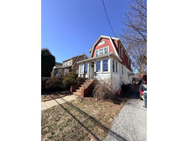  3 BR,  1.00 BTH &nbsp;Colonial style home in Valley Stream