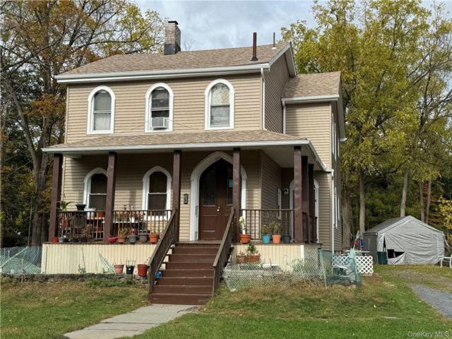  4 BR,  2.00 BTH &nbsp;Colonial style home in Middletown