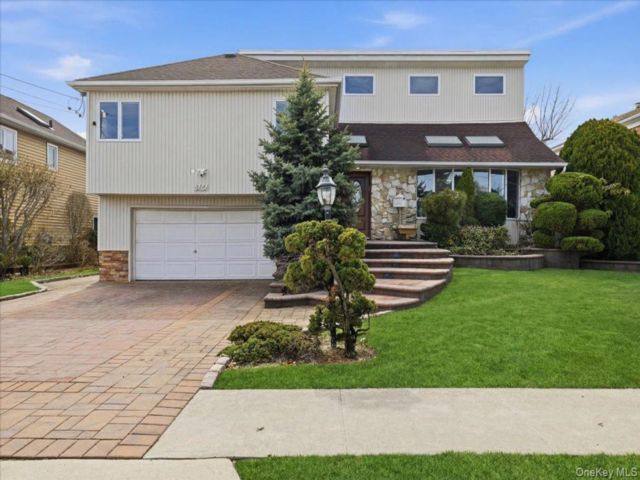  4 BR,  4.00 BTH &nbsp;Split level style home in Oceanside
