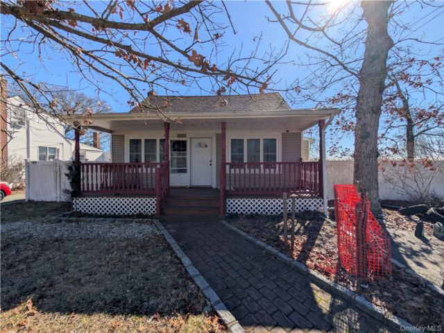  3 BR,  2.00 BTH &nbsp;Cape cod style home in Shirley
