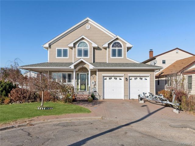  4 BR,  3.00 BTH &nbsp;Colonial style home in Island Park