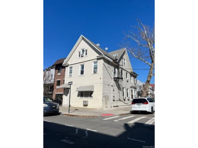  6 BR,  2.00 BTH &nbsp;House style home in Corona