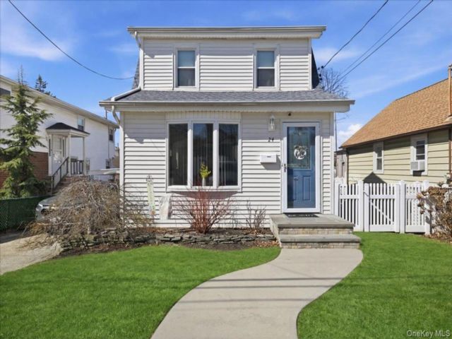  2 BR,  2.00 BTH &nbsp;Colonial style home in Franklin Square