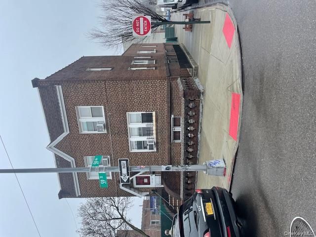  4 BR,  3.00 BTH &nbsp;House style home in Maspeth