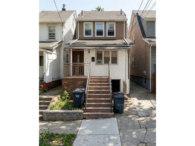  5 BR,  5.00 BTH &nbsp;House style home in Flushing