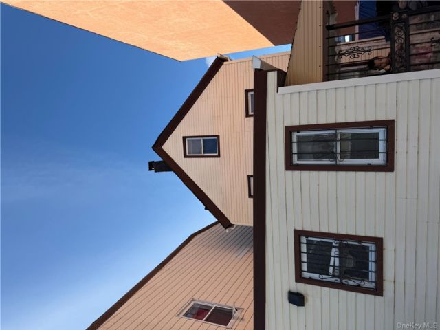  4 BR,  2.00 BTH &nbsp;Colonial style home in Corona