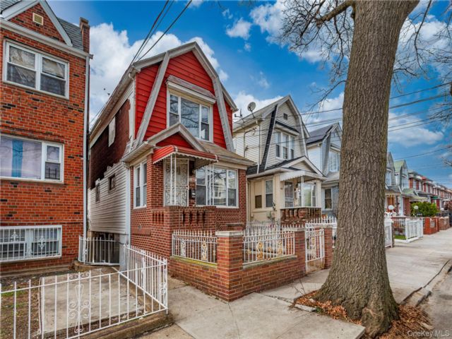  3 BR,  2.00 BTH &nbsp;Colonial style home in East Flatbush
