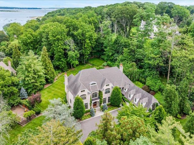  6 BR,  7.00 BTH &nbsp;Colonial style home in Lloyd Harbor