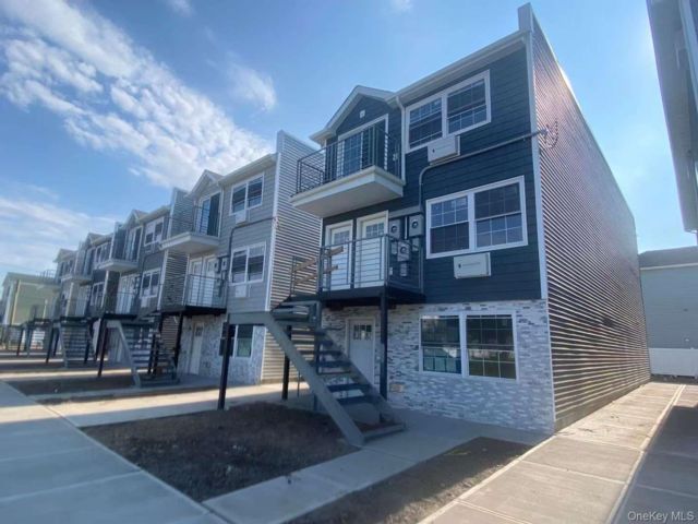  6 BR,  4.00 BTH &nbsp;House style home in Arverne