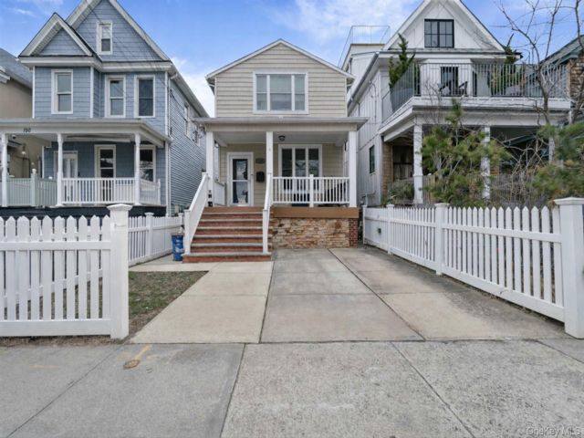  5 BR,  3.00 BTH &nbsp;House style home in Rockaway Beach